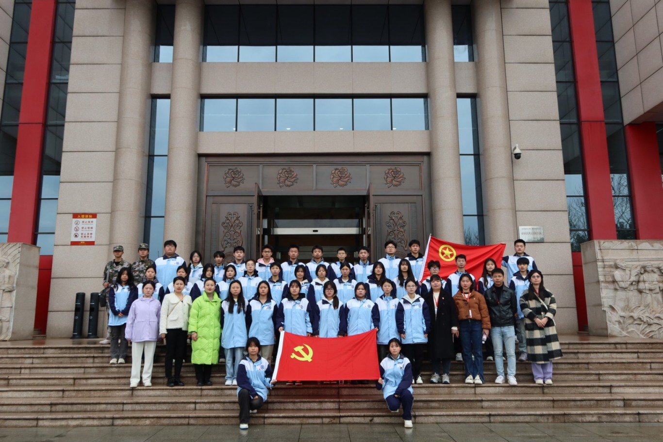 走進雷鋒紀念館——我校行政黨支部持續(xù)開展“移動的思政課堂”活動